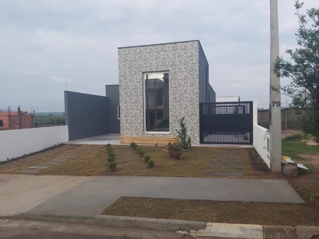 Casa moderna com fachada em pedra e paisagismo entregue pela S2B