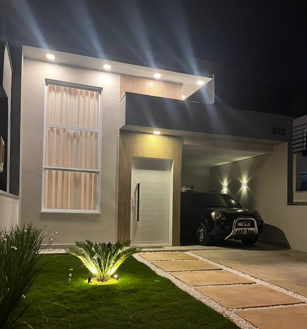 Fachada iluminada à noite em residência de alto padrão entregue pela S2B Engenharia