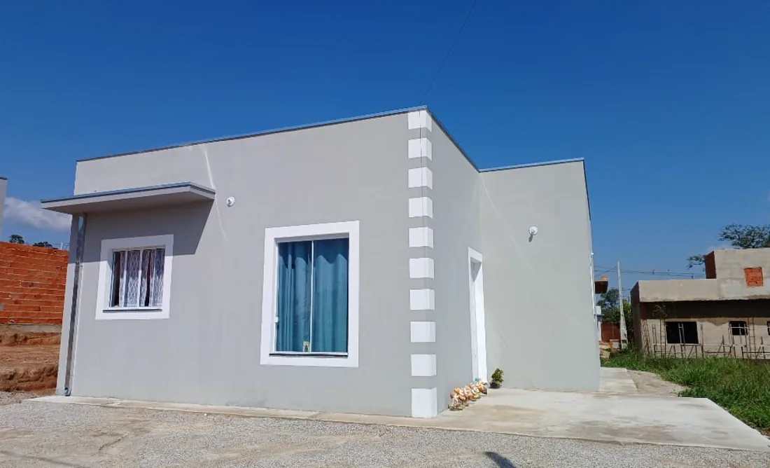 Casa contemporânea cinza e branca entregue pela S2B