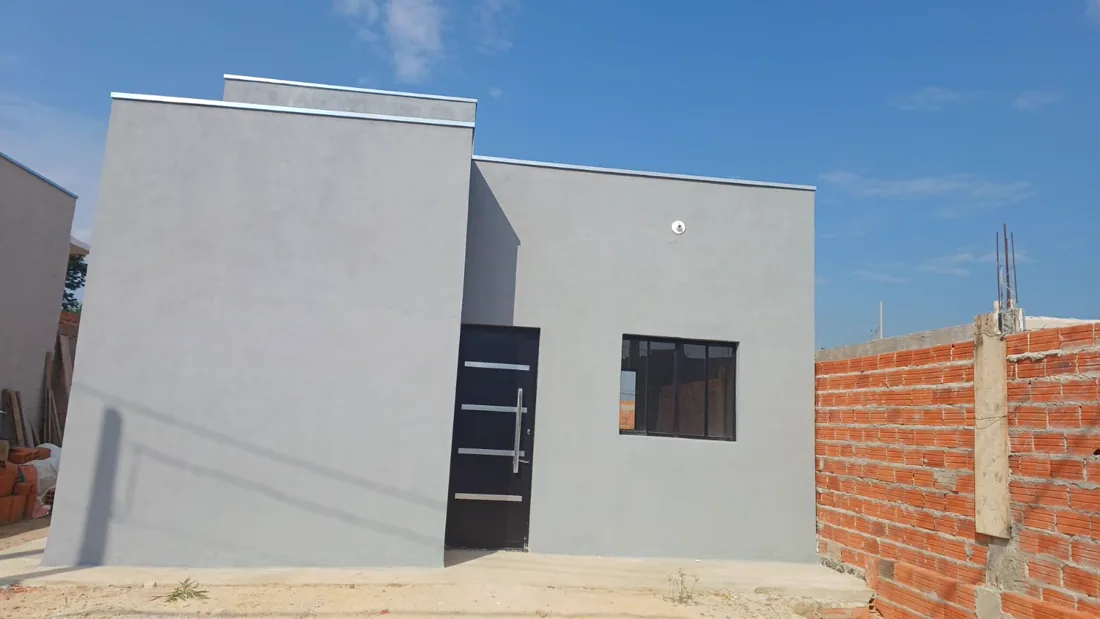 Casa contemporânea com esquadrias pretas entregue pela S2B