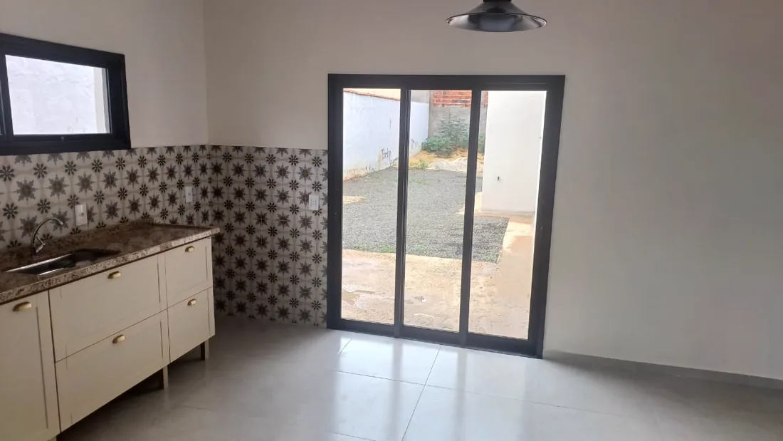 Cozinha com vista para a área externa