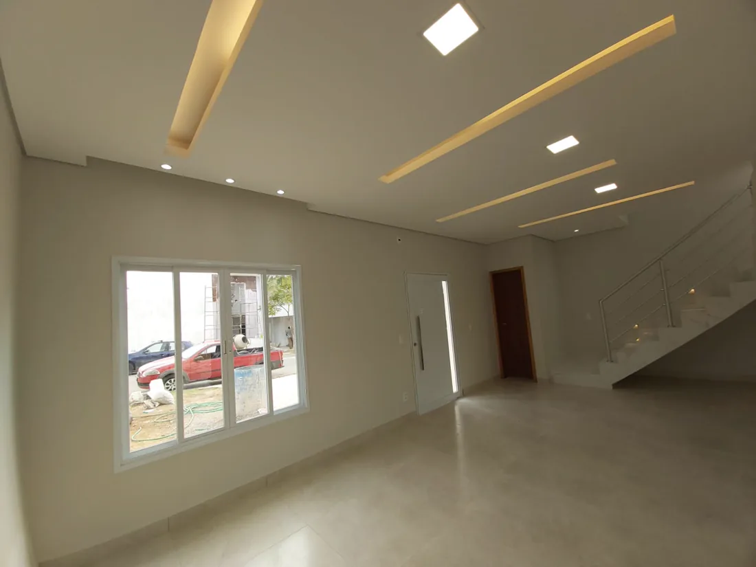Sala com iluminação embutida em sanca